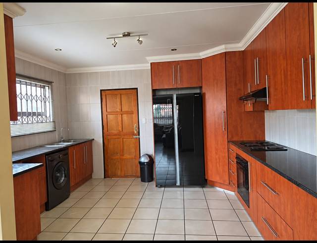2 BEDROOM FREEHOLD TO LET IN KOOKRUS
